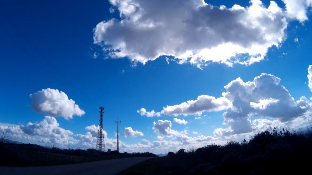 Nuvole e antenna: time lapse a Villanovaforru